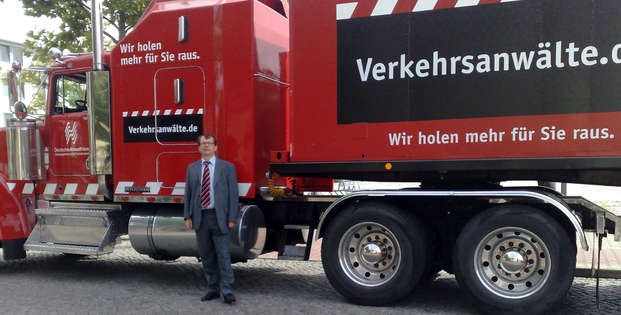 RA Dr. Norbert Klingel mit Truck der Verkehrsanwälte